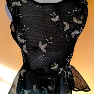 Gracia, embroidered mesh shirt.
